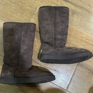 Used in good condition tall mocha brown women’s Uggs